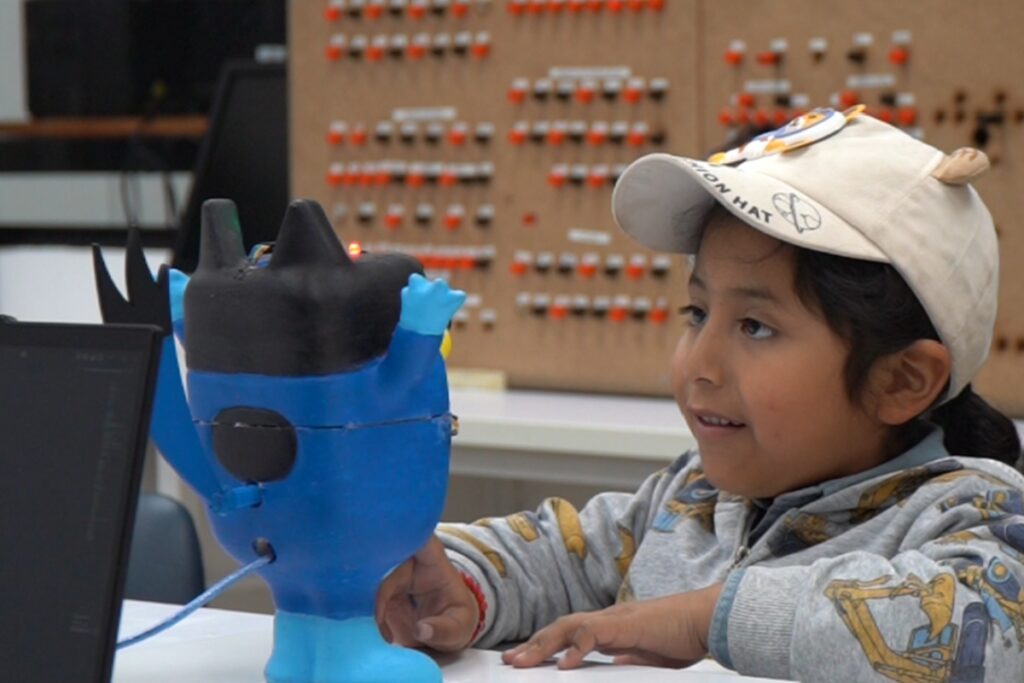 Juan Mathías Tenesaray, de 4 años, prueba el funcionamiento de Bluey. Foto: UIDE