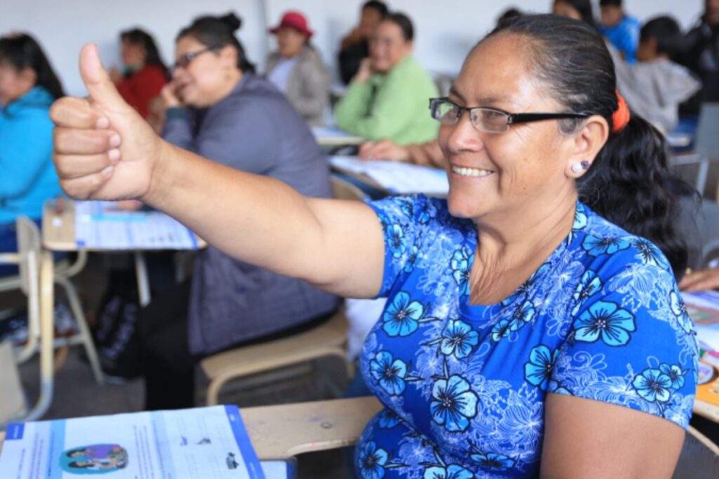 Esta modalidad educativa está dirigida a jóvenes, adultos y adultos mayores que están en situación de analfabetismo o con escolaridad inconclusa. Foto: Ministerio de Educación