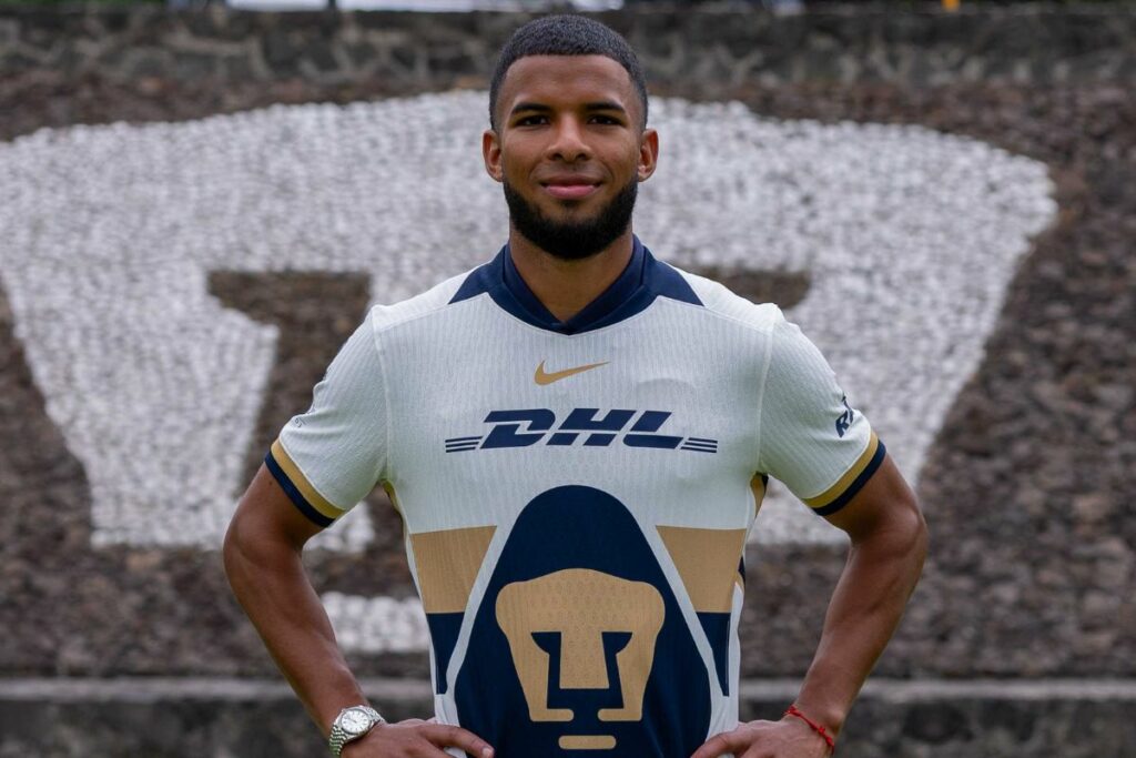 Pedro Vite en su presentación con Pumas de la UNAM en México.