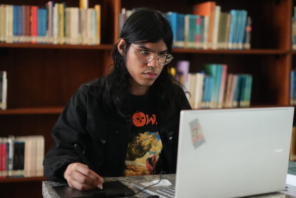 Walter Vera, de 24 años, se graduó con honores de la carrera de matemáticas, en Yachay Tech. Foto YT