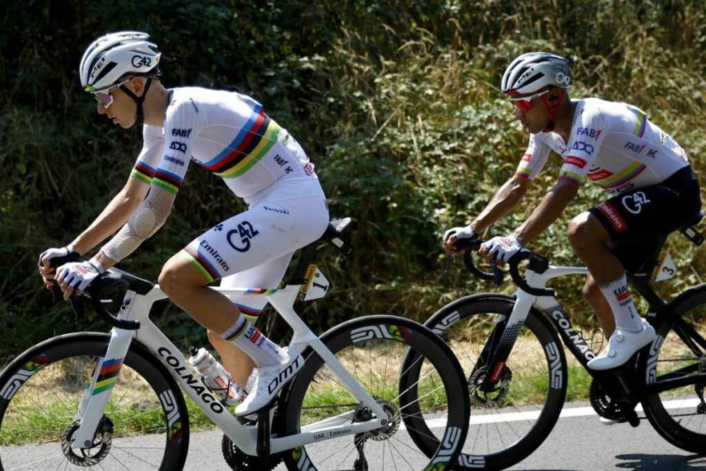 Tadej Pogacar y Jhonatan Narváez en la etapa 12 del Tour de Francia 2025.