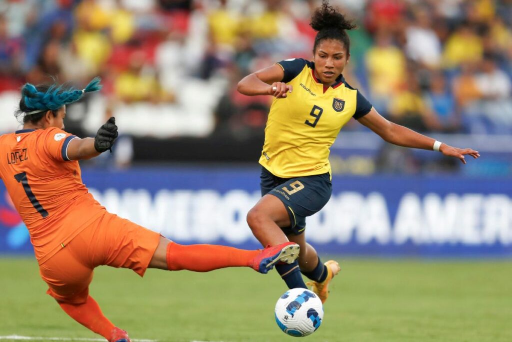 Nayely Bolaños destaca en el fútbol femenino ecuatoriano y actualmente compite en la Copa América Femenina.