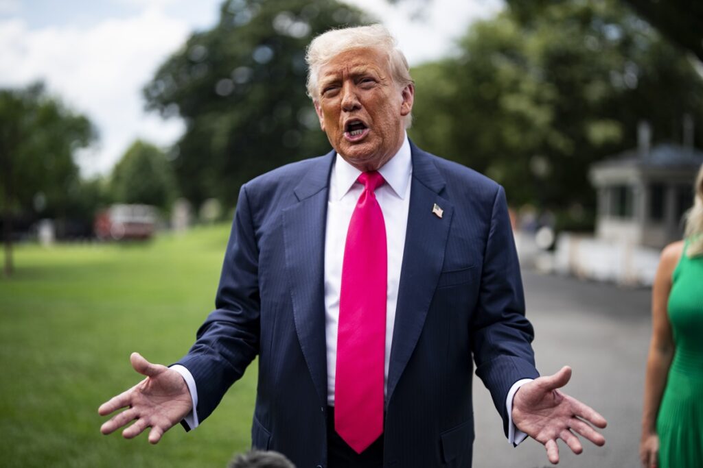 Donald Trump responde preguntas en la Casa Blanca.