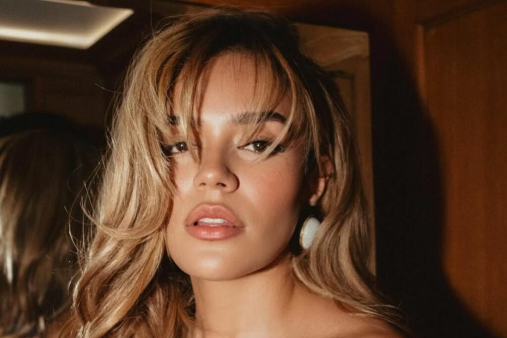 Karol G impactó en su aparición en el París Fashion Week.
