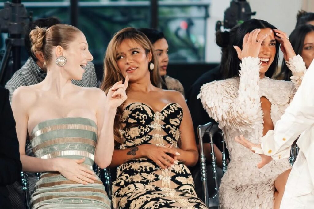 Karol G junto a la actriz de la serie Euforia, Hunter Schafer, y a la cantante Dua Lipa.
