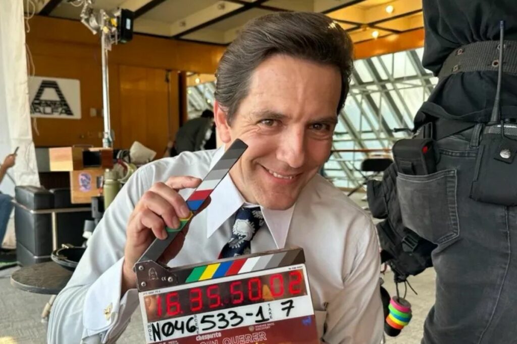 El actor ecuatoriano Sebastián Moncayo en el set de la serie 'Chespirito: sin querer queriendo' de Max.