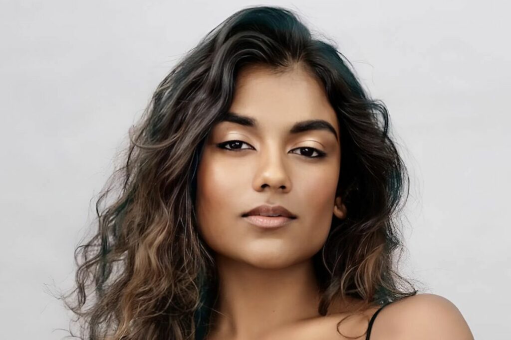 Simone Ashley dio vida a Kate Sharma en la serie 'The Bridgerton'.