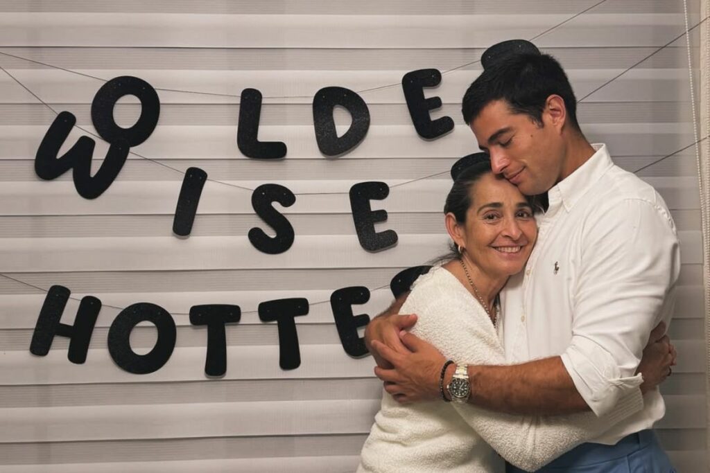 Danilo Carrera junto a su madre.
