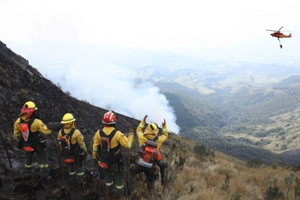 El Cuerpo de Bomberos Quito atendió tres emergencias de incendios en un día.