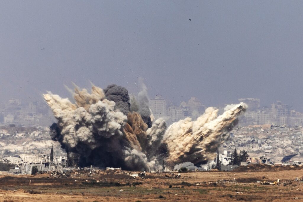 Humo se eleva tras un ataque aéreo israelí en el norte de la Franja de Gaza, cerca de Beit Hanún, visto desde el lado israelí de la frontera, este jueves.