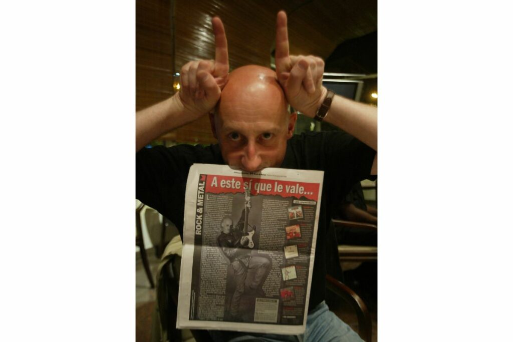 Jorge Martínez con portada de diario Últimas Noticias. 