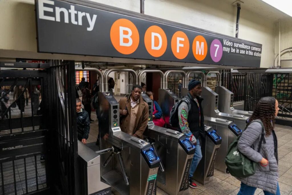Unas personas salen de los andenes de la terminal del Metro de Nueva York, en la estación Gran Central.