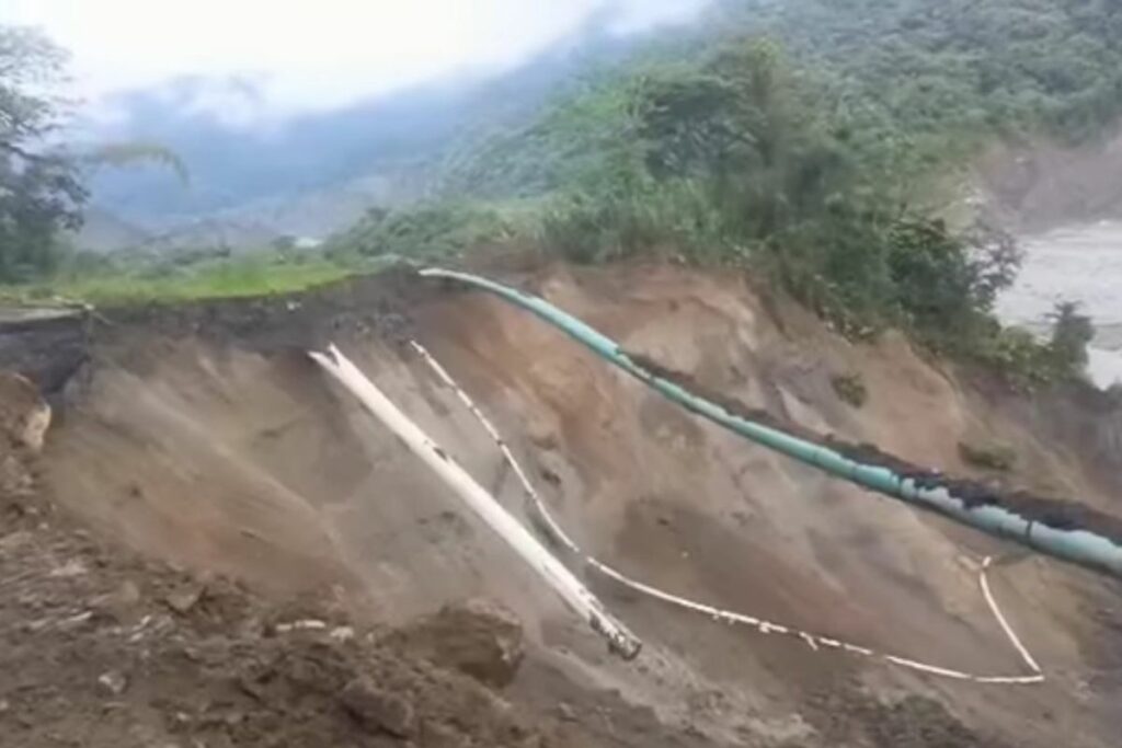 En la zona del río Loco, afluente del río Coca, se registró un nuevo deslizamiento dejando expuestas las tres tuberías: SOTE, OCP y poliductos.