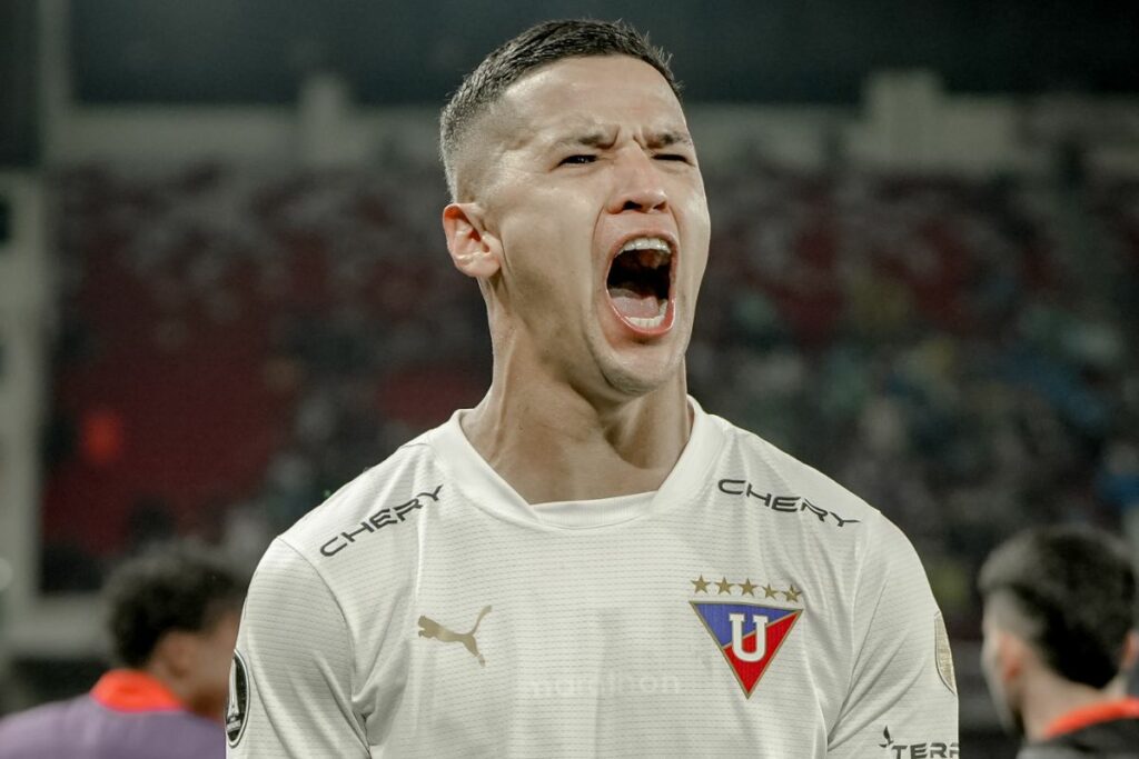Alex Arce celebrando un gol en su etapa como jugador de Liga de Quito.