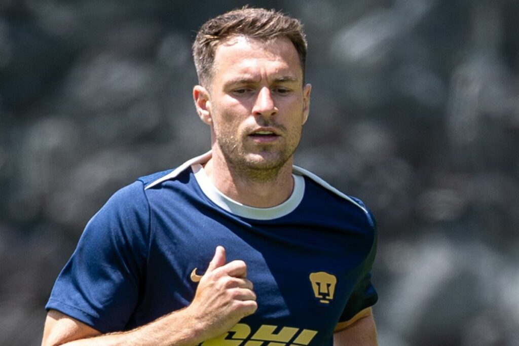 Aaron Ramsey en su primer entrenamiento con Pumas de México.