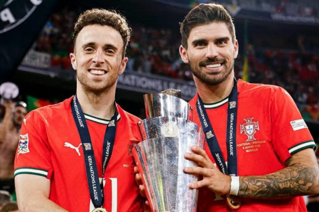 Diogo Jota (+) y Rúben Neves celebrando el título de la Nations League 2025 con la Selección de Portugal.