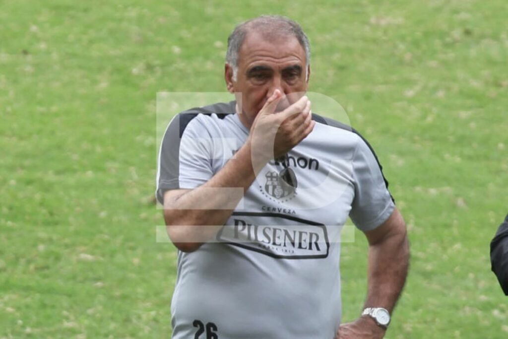 Miguel Ángel López durante su segunda etapa en Barcelona SC como asistente técnico en 2011.