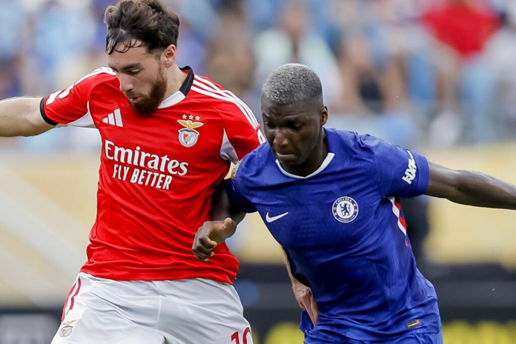 Moisés Caicedo enfrentando al Benfica en el Mundial de Clubes 2025.