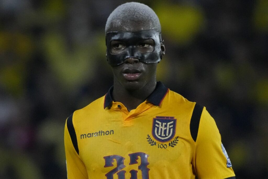 Moisés Caicedo en un partido con la Selección de Ecuador en las eliminatorias Sudamericanas.