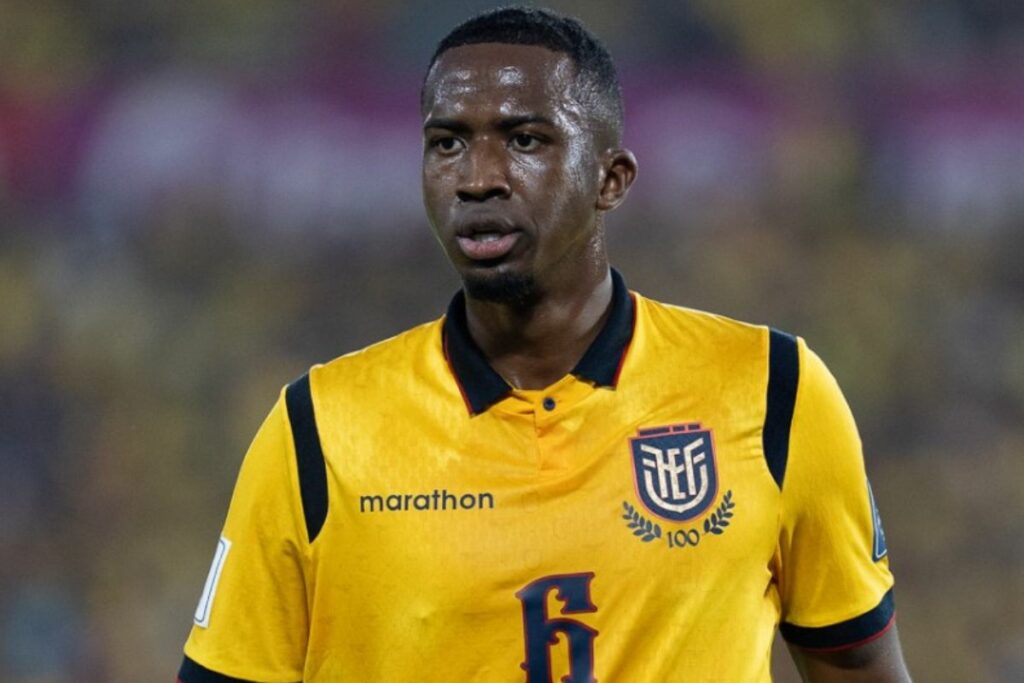 Willian Pacho en un partido con la Selección de Ecuador en las eliminatorias Sudamericanas.