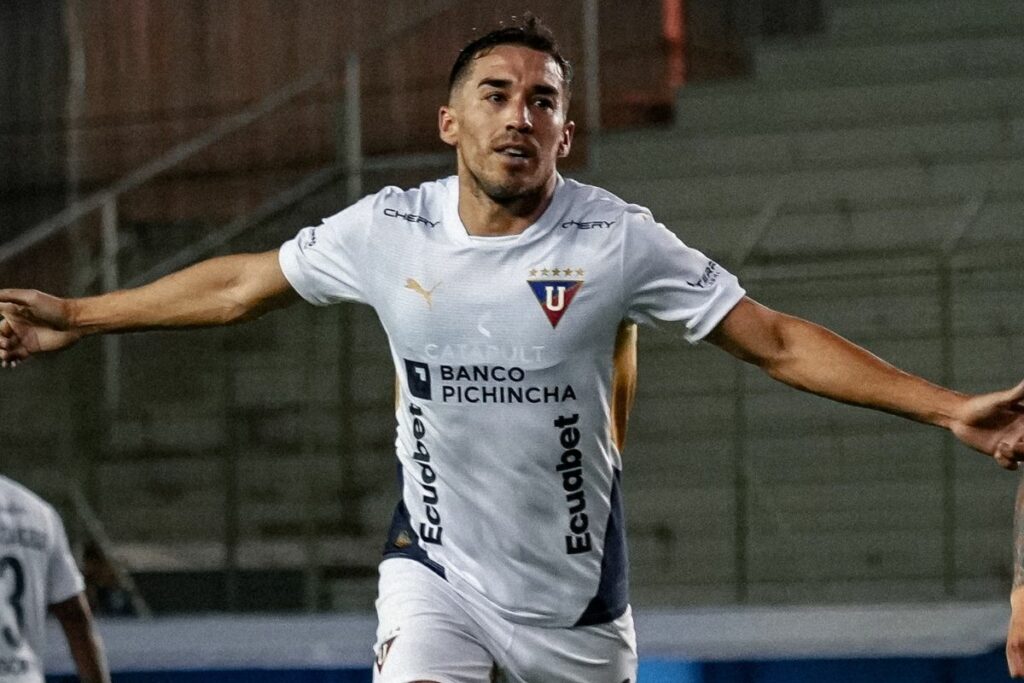 Lisandro Alzugaray, capitán de Liga de Quito, celebrando un gol en la Liga Pro.