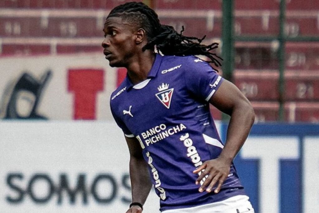 Ricardo Adé durante el partido entre Liga de Quito y Emelec por la LigaPro.
