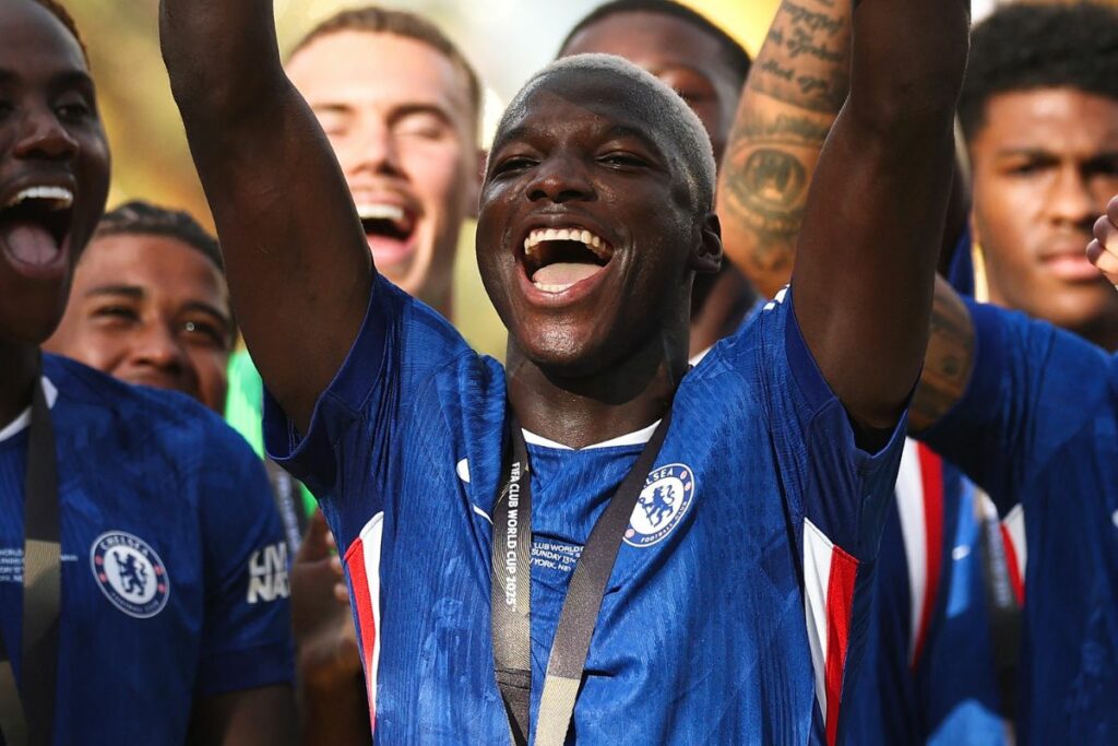 Moisés Caicedo festejando con el título del Mundial de Clubes.