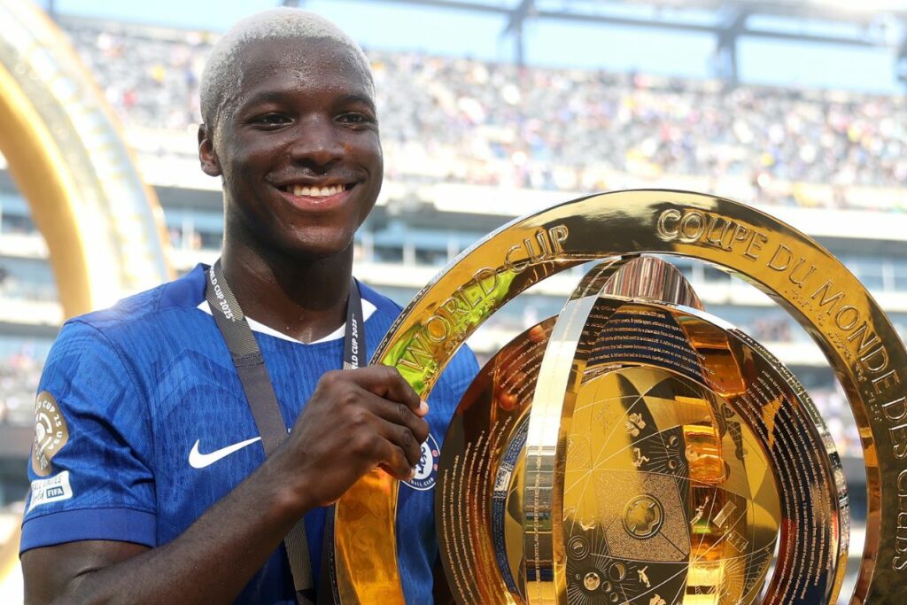 Moisés Caicedo levantando el trofeo del Mundial de Clubes.