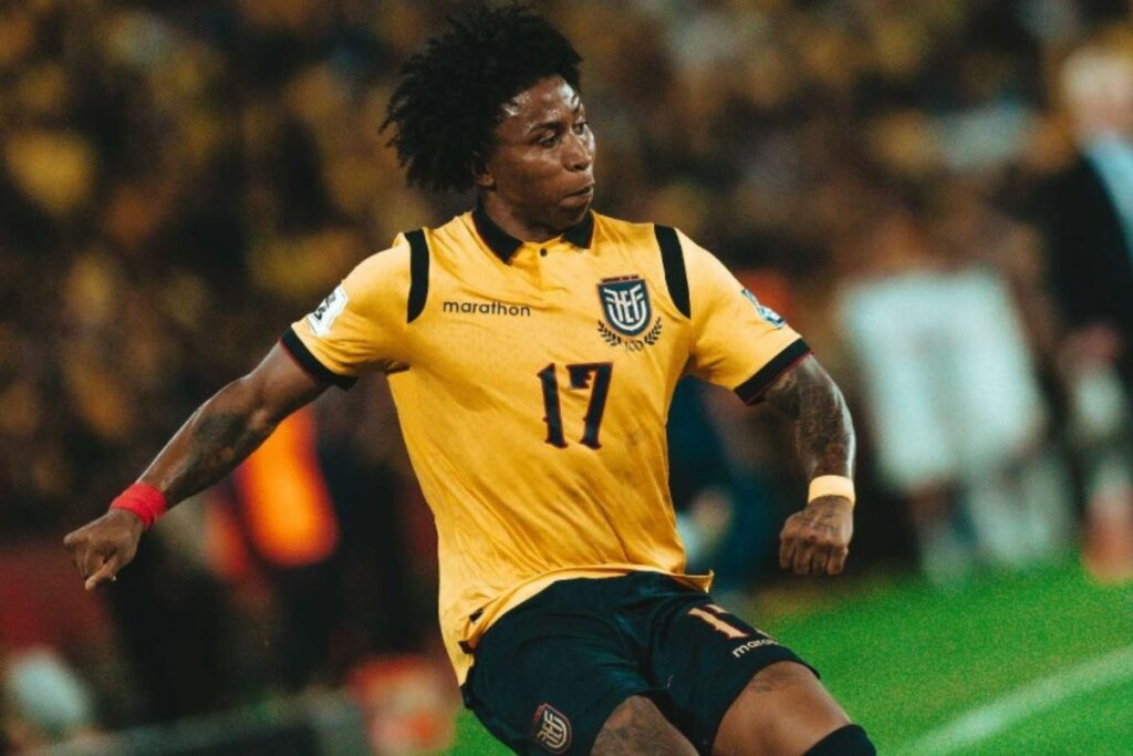 Ángelo Preciado en un partido con la Selección de Ecuador en eliminatorias Sudamericanas.