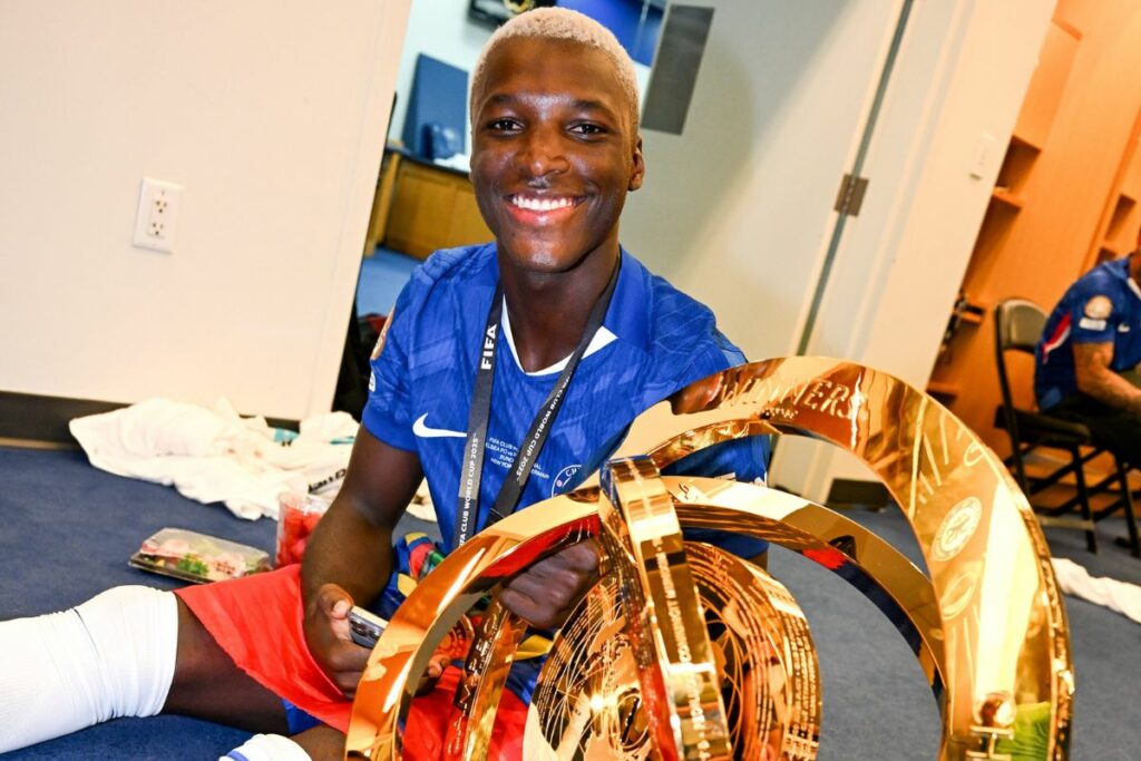 FIFA entregó el Balón de Bronce del Mundial de Clubes a Moisés Caicedo.