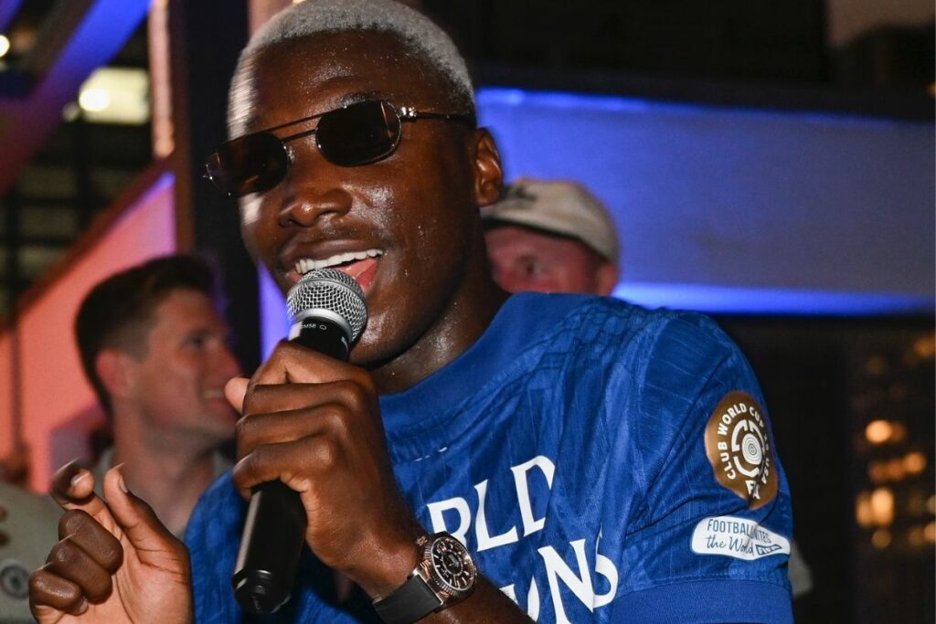 Moisés Caicedo durante las celebraciones del Chelsea por ganar el Mundial de Clubes 2025.