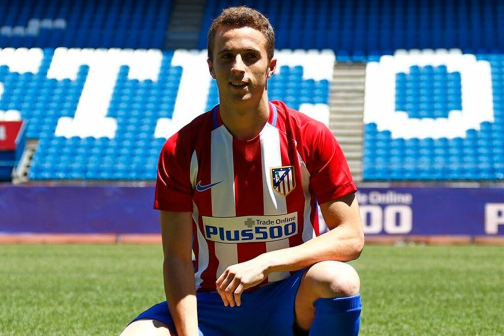 Diogo Jota (+) durante su etapa en el Atlético de Madrid de España.