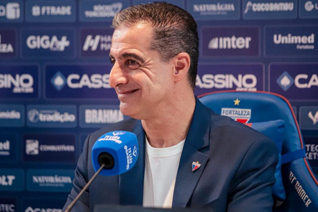 Renato Paiva durante su presentación como nuevo DT de Fortaleza.