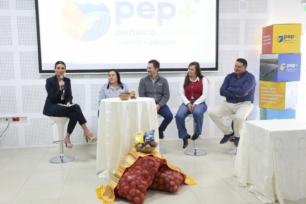 En PepsiCo rindieron homenaje a la familia Rosero, que durante 15 años ha provisto a la compañía con la materia prima. Más que proveedora, la familia Rosero se ha convertido en socio estratégico para Lay’s y Ruffles. Foto: Diego Pallero / EL COMERCIO