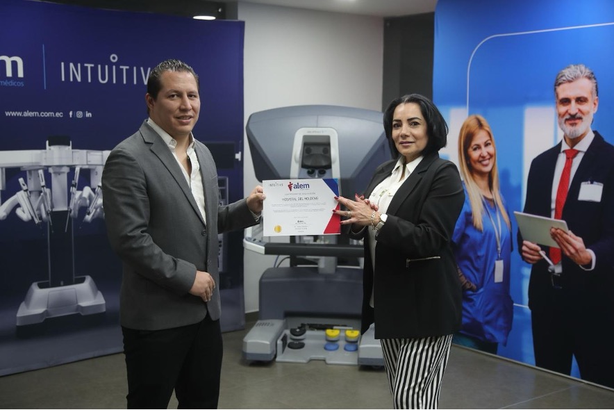 Diana Farinango, gerente General Hospital del Holding, durante la adquisición del certificado de compra del robot Da Vinci Xi. Junto a Emilio Pacheco, gerente de línea de Intuitive Surgical. Foto: Julio Estrella/ EL COMERCIO
