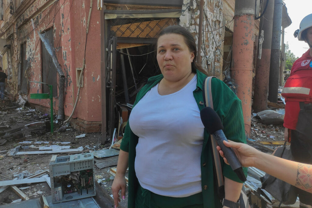 Yevgenia Kyrychenko, propietaria de una tienda de muebles cerca del centro de reclutamiento, este lunes tras sufrir arañazos leves tras el impacto de un dron que destrozó su tienda.