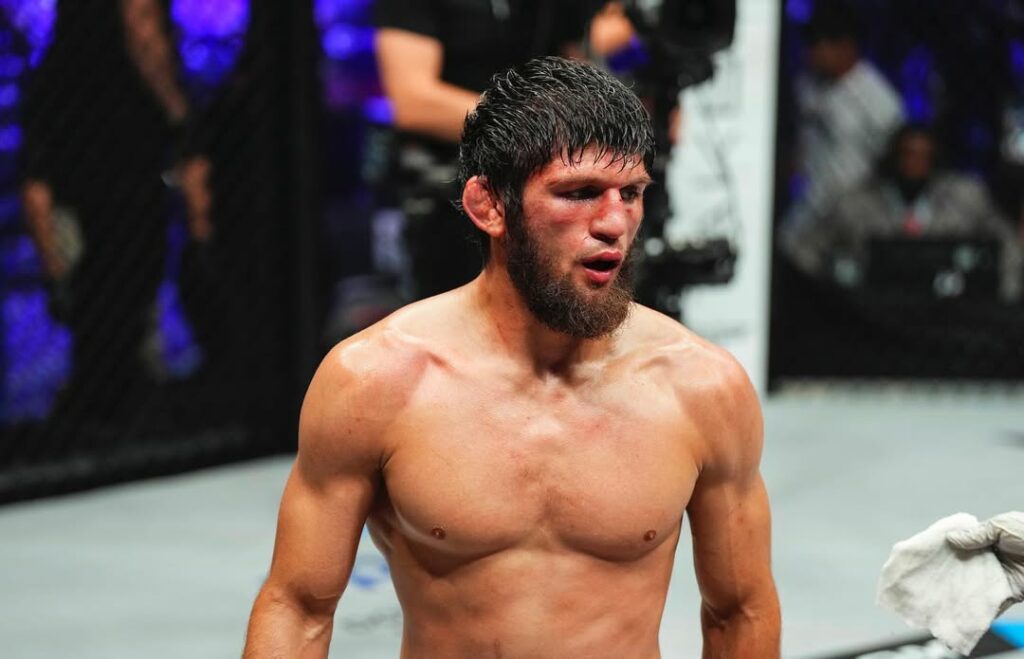 Timur Khizriev, luchador de MMA, en un combate.
