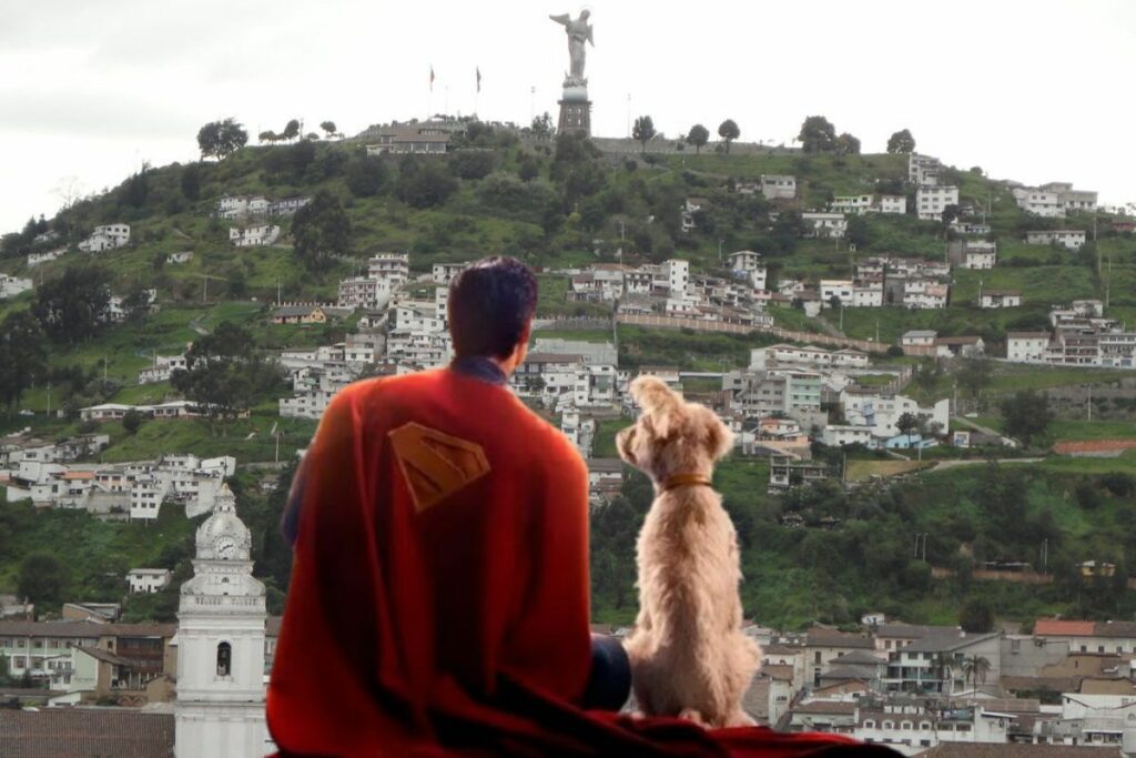 Siete fans imaginan que la nave de Superman aterrizó en Ecuador y así lo caracterizan.
