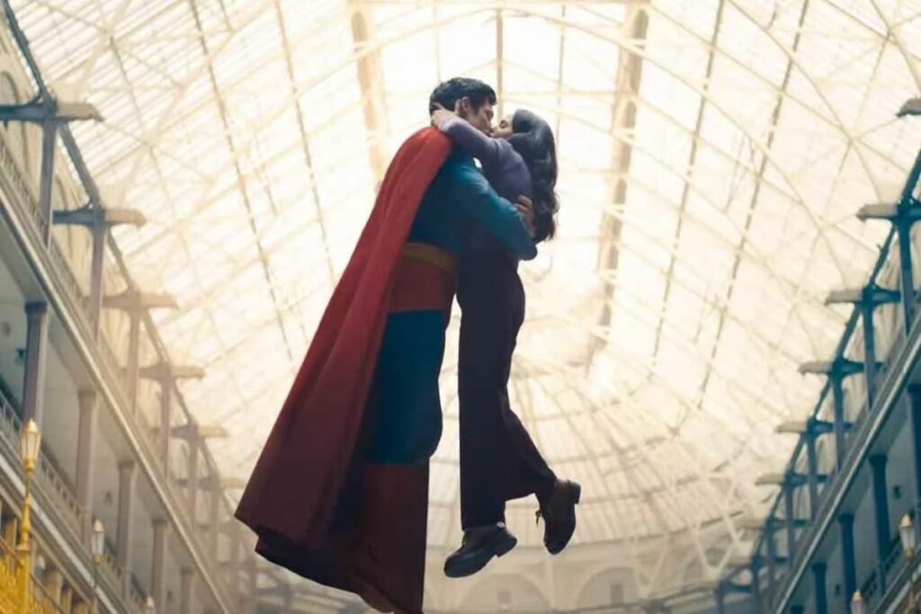 Superman (David Corenswet) y Lois Lane (Rachel Brosnahan) protagonizan una de las escenas más icónicas y comentadas de la película dirigida por James Gunn, un beso que ha generado debate internacional y simboliza el vínculo emocional entre el superhéroe y la periodista.
