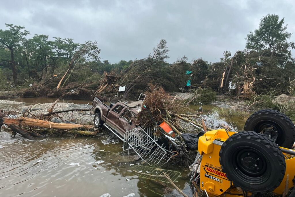 Fotografía de los escombros ocasionados debido a las inundaciones este sábado, en el área de Kerrville, Texas (EE.UU.). Foto: EFE