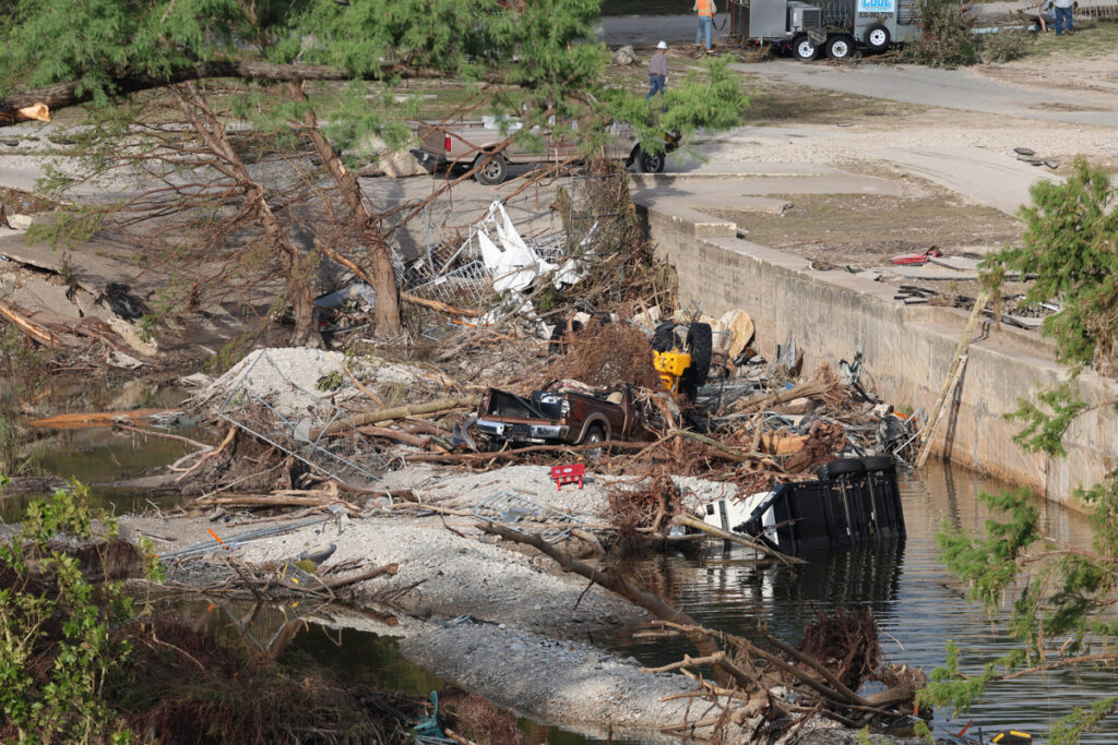 Fotografía de los escombros dejados debido a las inundaciones en los alrededores del río Guadalupe este martes, en Kerville, Texas (Estados Unidos).