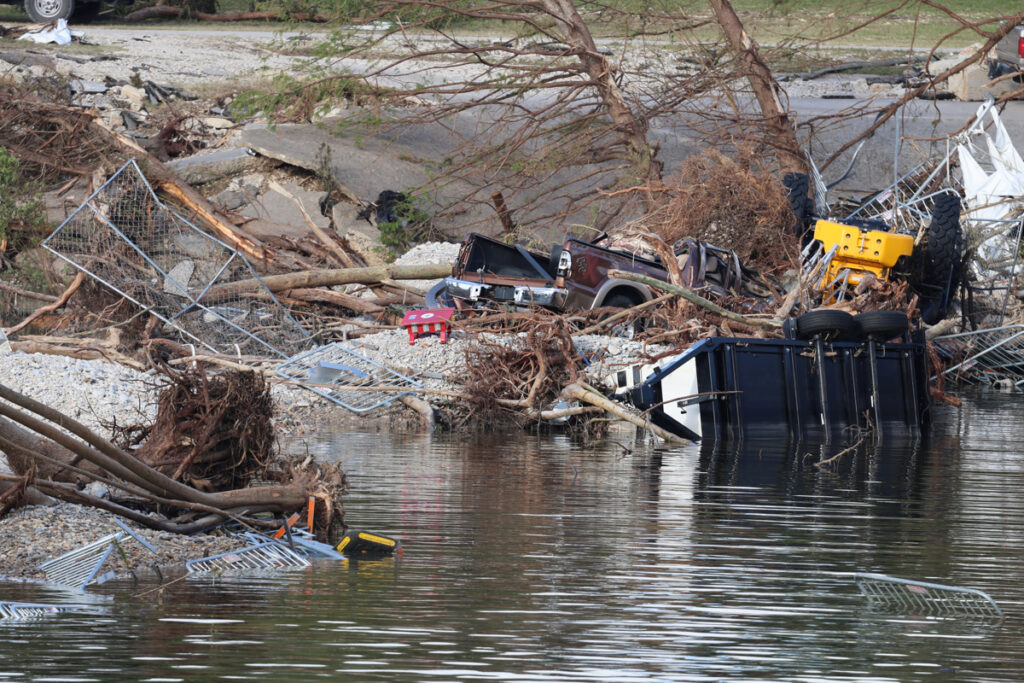 Fotografía de los escombros dejados debido a las inundaciones en los alrededores del río Guadalupe este martes, en Kerville, Texas (Estados Unidos).