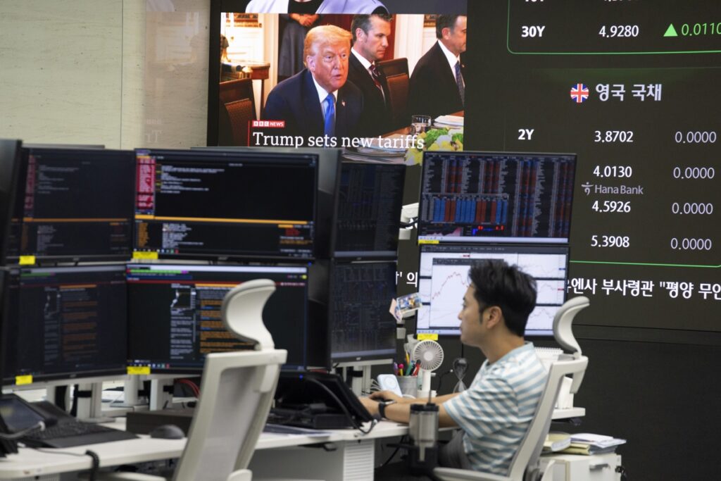 Un comerciante surcoreano trabaja frente a monitores en el Banco Hana en Seúl, Corea del Sur, el 8 de julio de 2025.