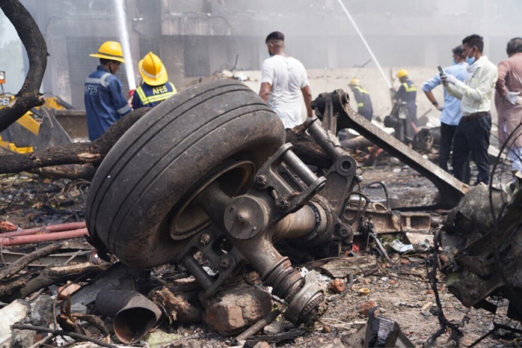 Escombros en el lugar de un accidente aéreo cerca del Aeropuerto Internacional Sardar Vallabhbhai Patel en Ahmedabad, Gujarat, oeste de la India, el 12 de junio de 2025.