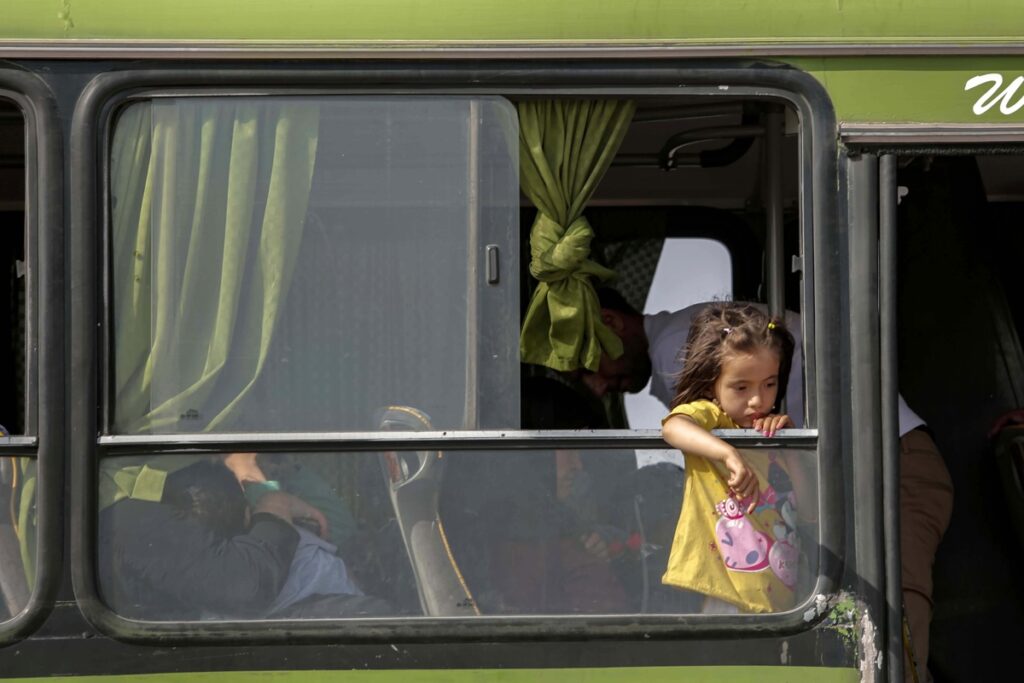 Refugiados afganos llegan a un campamento temporal este jueves, en la frontera de Islam Qala (Afganistán).