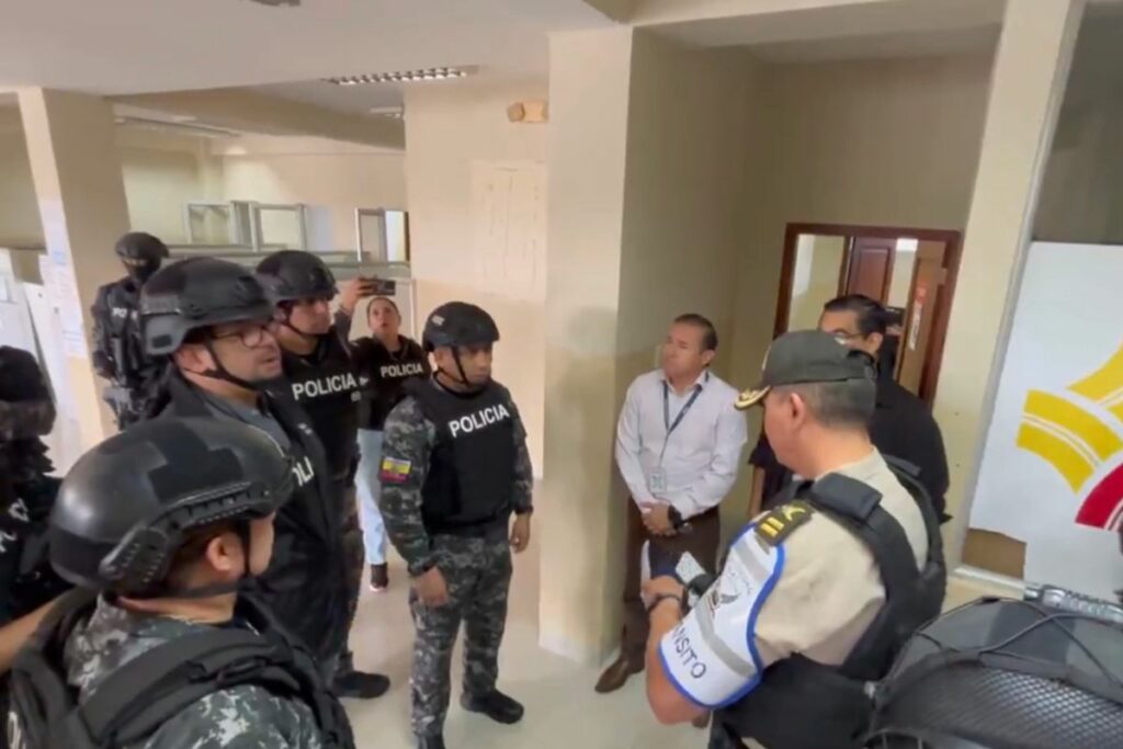 La Policía intervino la Agencia de Tránsito de Manta.