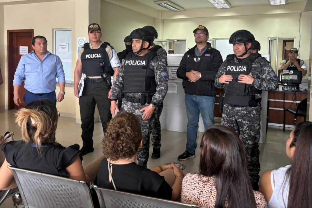 Este 10 de julio, personal de la Policía tomó el control de la Agencia de Tránsito de Manta.