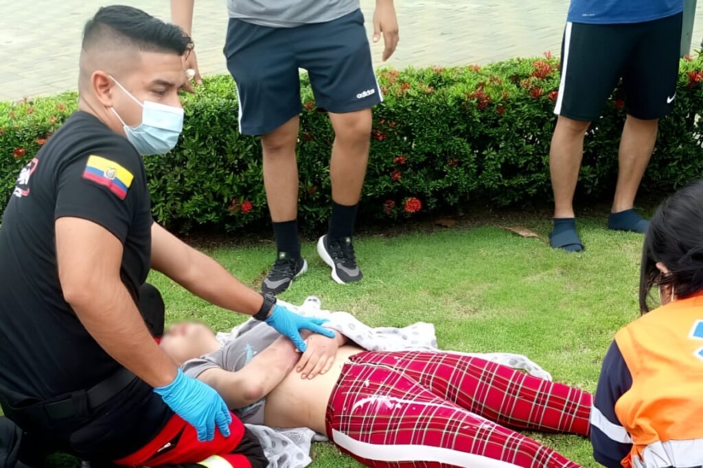 Elizabeth recibió atención de primeros auxilios antes de ser trasladada al hospital.