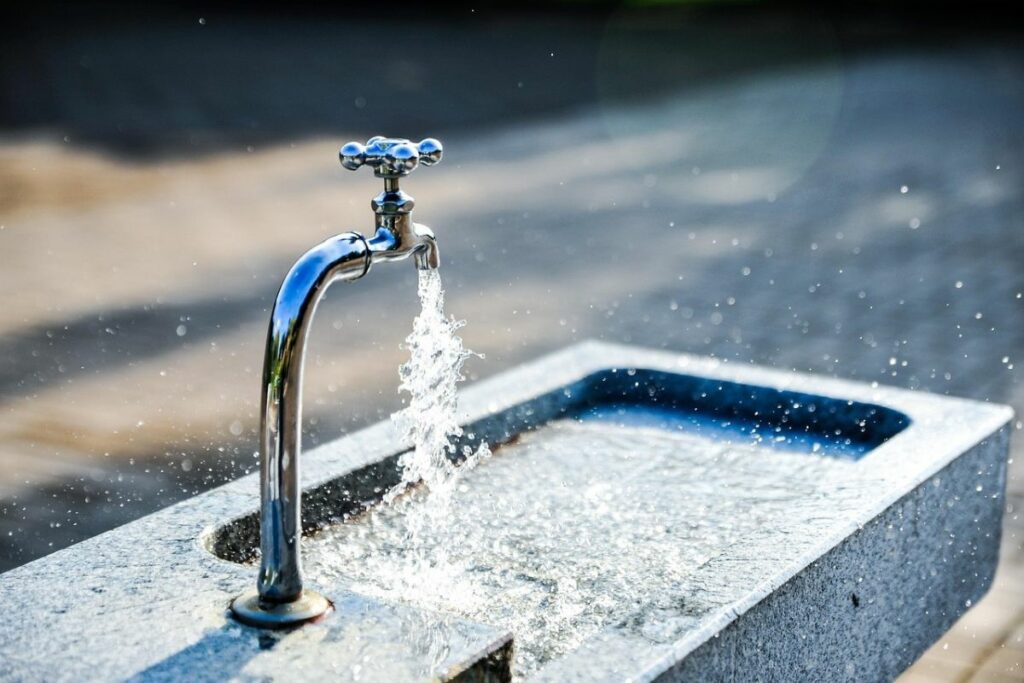 Imagen referencial de suministro de agua potable.