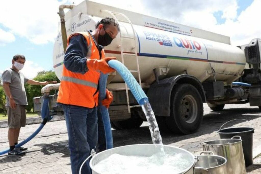 En Quito, hay barrios que no cuentan con agua potable por rotura de una tubería y se entrega el líquido en tanqueros.